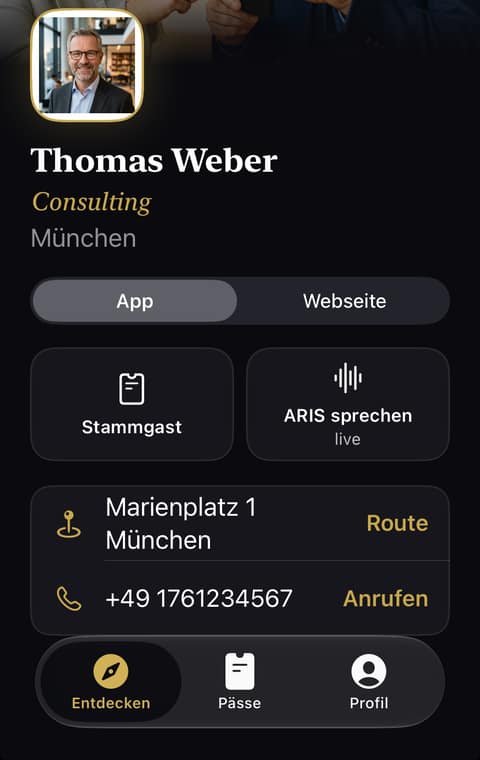 Profil von Thomas Weber, fiktive Person, in der App AllMyLink Studio, Porträt KI-generiert: Consulting in München, die Knöpfe Stammgast und ARIS sprechen, Adresse und Telefon, unten Entdecken, Pässe und Profil