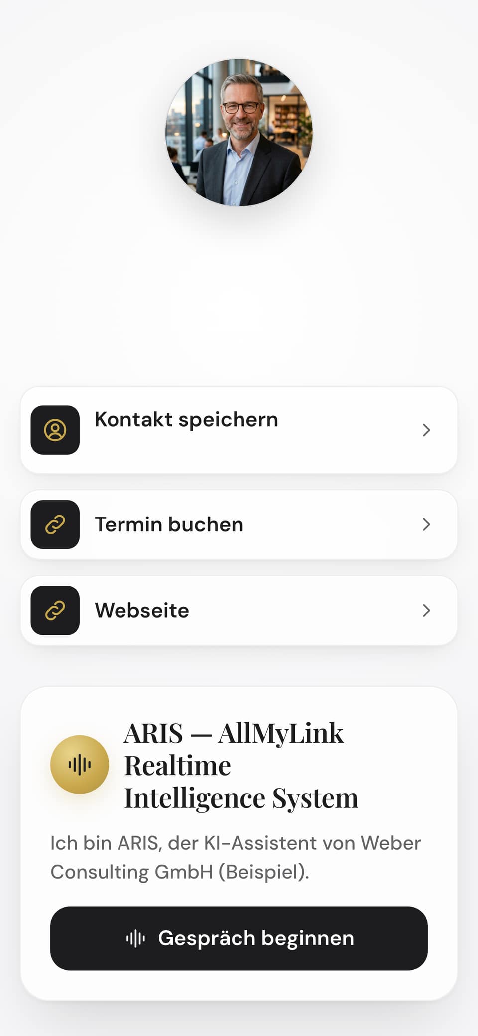Beispielseite von Thomas Weber, fiktive Person, Porträt KI-generiert: Rundbild, Name, Position bei der Beispielfirma, die Knöpfe Kontakt speichern, Termin buchen und Webseite, darunter ARIS