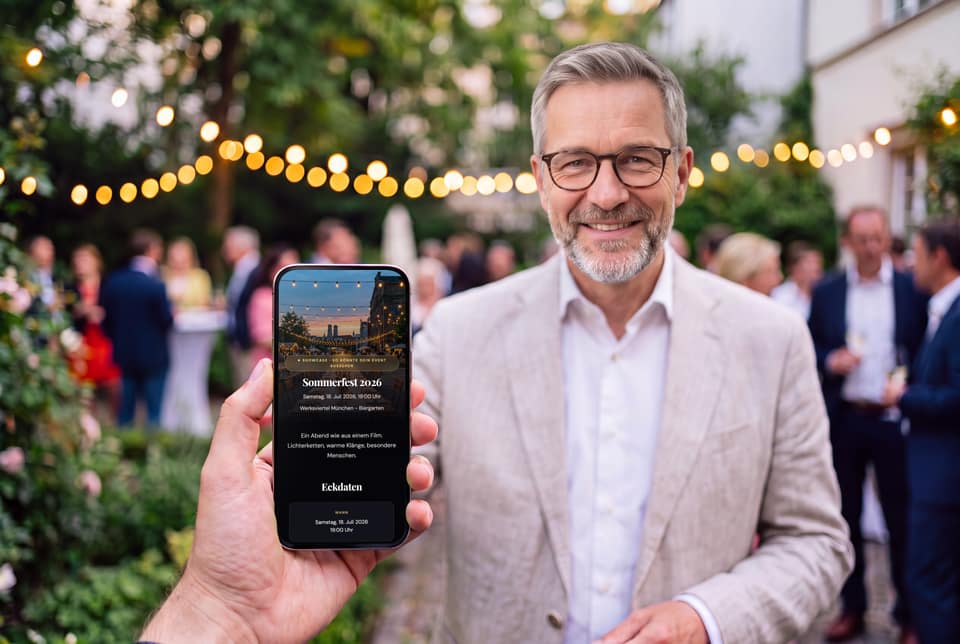 Mit KI gestaltete Szene: Gartenfest am Abend; ein Gast hält sein iPhone mit der Event-Seite des Sommerfests, daneben Thomas Weber als Gastgeber.