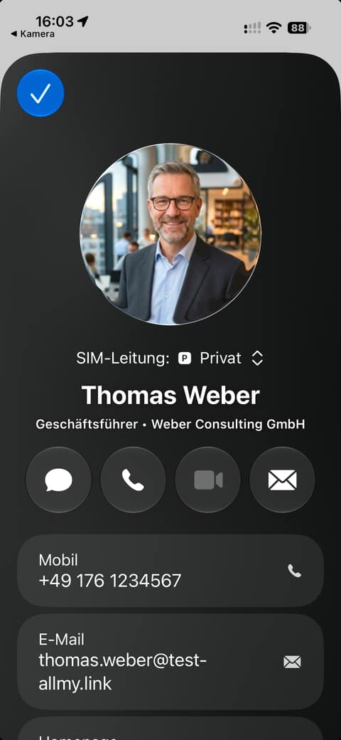 Kontaktkarte von Thomas Weber, fiktive Person, auf dem iPhone, Porträt KI-generiert: Name, Position, Beispielfirma, Telefon und E-Mail als Platzhalter