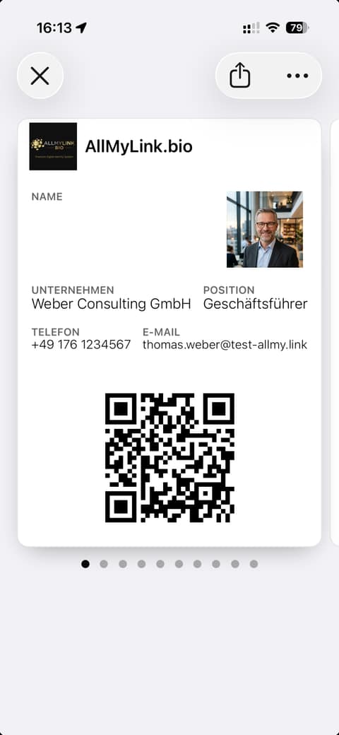 Wallet-Pass von Thomas Weber, fiktive Person, Porträt KI-generiert: Name, Weber Consulting GmbH als Beispielfirma, Geschäftsführer, Telefon, E-Mail und QR-Code